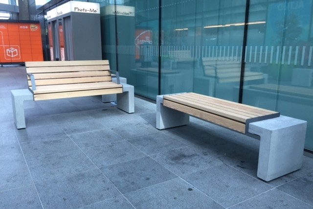 Comfortabele Hop Hop banken voor station Den Haag Centraal