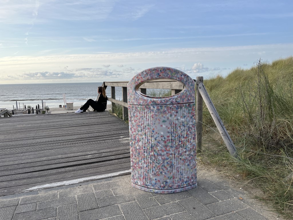 Eco serie banken en afvalbakken gemaakt van zwerfplastic uit de oceaan of plastic stadsafval
