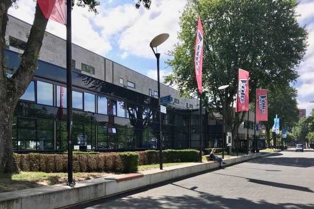 Il Posto bankjes voor op bestaande betonnen randen Mediapark Hilversum