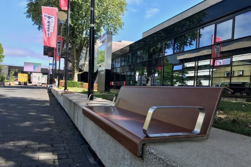 Il posto zitelement voor op bestaande randen van beton in de buitenruimte en de paden en pleinen van het mediapark in hilversum de bankjes zijn verankerd aan de zitwandjes die anders koud aanvoelen. Het zitvlak van deze zitelementen voelt warm aan is makk