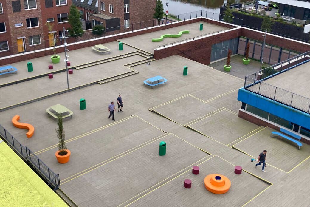 Haarlem College start schooljaar met stoer en kleurrijk meubilair op schoolplein