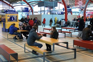 Op station Utrecht Centraal heeft Tjinco onlangs een nieuwe zit- en ontmoetingsplek ingericht voor reizigers.