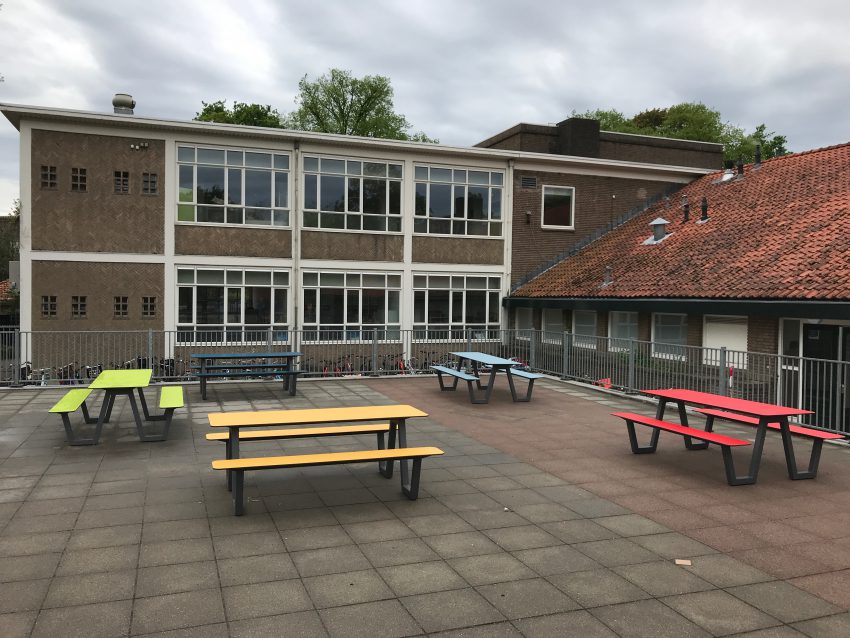 Schoolplein OBS Joost van den Vondel krijgt kleur met nieuwe picknicktafels