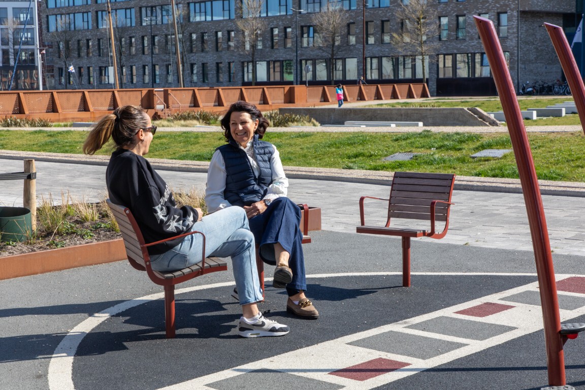 Zweeds straatmeubilair in Park de Helling