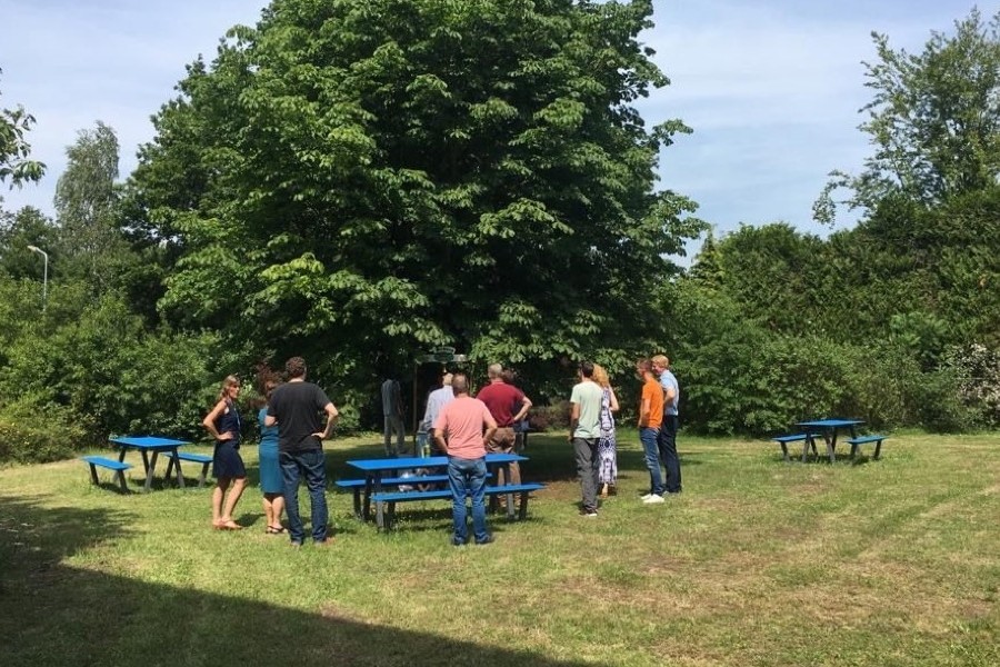 picnic hpl picknicktafel miramondo hpl blauw laminaat buitentafel duurzaam sterk hufterproof sterk weerbestendig jaren lang mee openbare ruimte buitentafel buitenmeubilair schoolmeubilair schoolpleinmeubilair kantoormeubilair straatmeubilair picknicken ho