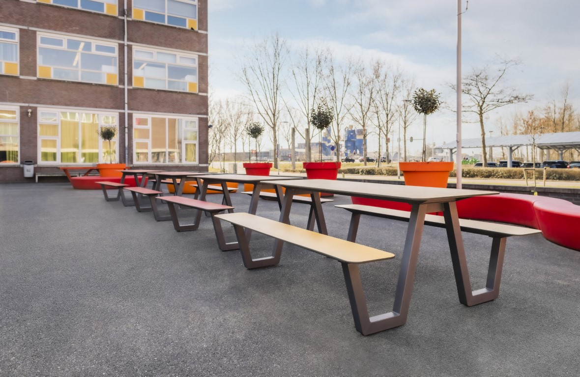 De Picnic HPL picknicktafels en de Alvium plantenbakken toveren het schoolplein om in een gezellige ontmoetingsplek