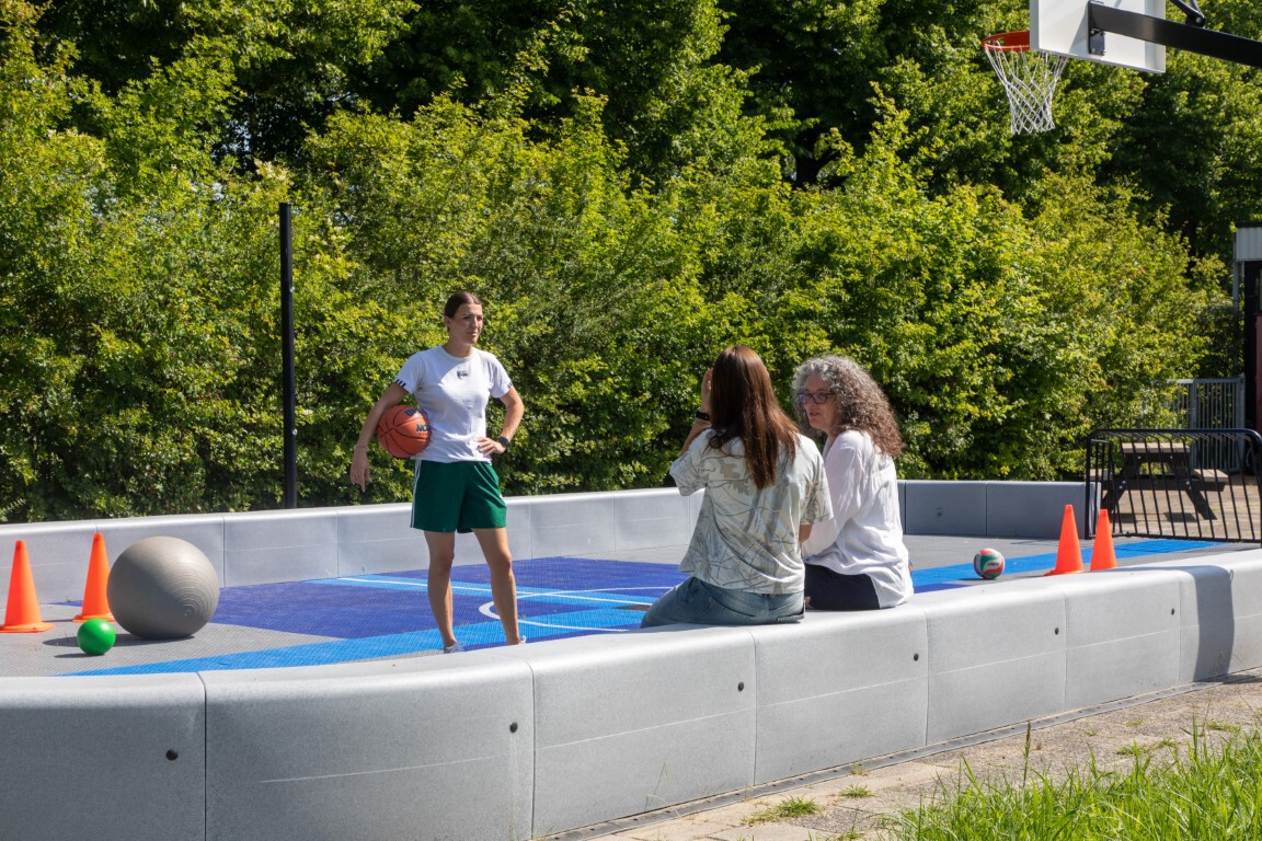 Een multisportveld dat leerlingen verbindt