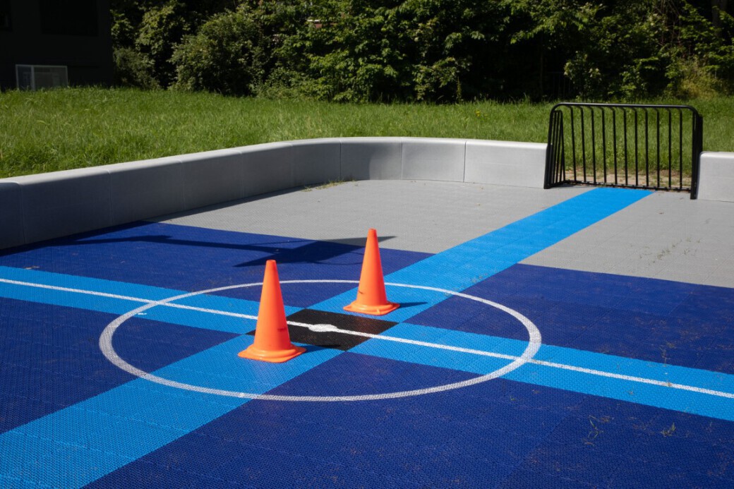 Een multisportveld dat leerlingen verbindt