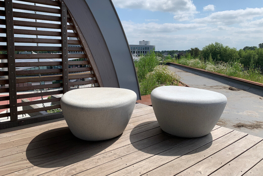 Betonnen zitelementen voor het  AFAS Experience Center