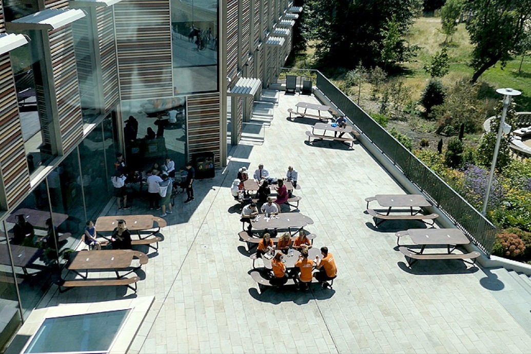 Tjinco picknicktafel specialist buitenmeubilair straatmeubilair buiten binnen tafel picknicken schoolmeubilair kantoormeubilair projectinrichting openbare ruimte park plein kantoor bedrijfskantine kantine aula hal tuin winkelcentrum lunch werken kinderen 