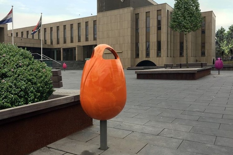 Tulpi afvalbak in het oranje is een prullenbak in de vorm van een tulp voor op een plein of schoolplein voor een kantoor