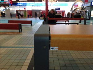 Op station Utrecht Centraal heeft Tjinco onlangs een nieuwe zit- en ontmoetingsplek ingericht voor reizigers.