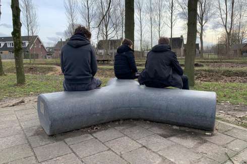 Skatepark Liempde krijgt betonnen bank cadeau