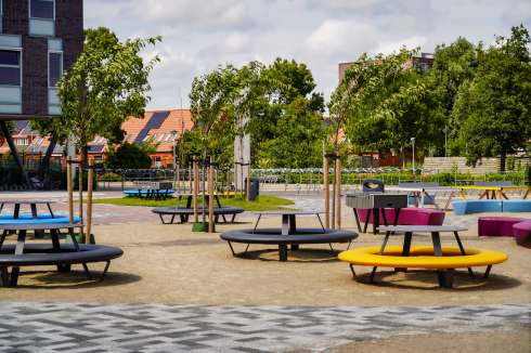 Schoolplein Herbert Vissers College: kleurrijk, groen en volop in beweging