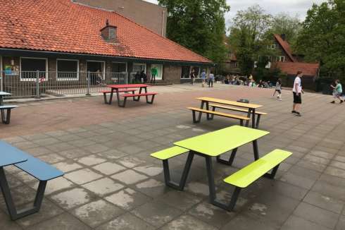 Schoolplein OBS Joost van den Vondel krijgt kleur met nieuwe picknicktafels
