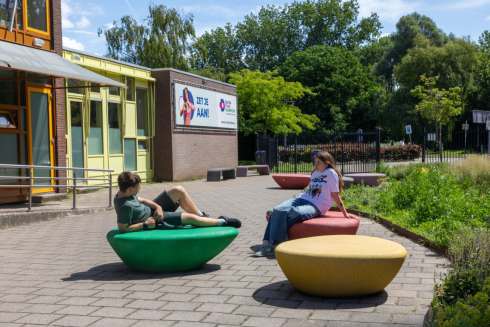 Nieuw schoolpleinmeubilair voor Dalton Palmentuin Rotterdam