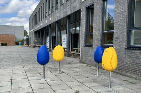 Tulpi stoelen fleuren schoolplein op 