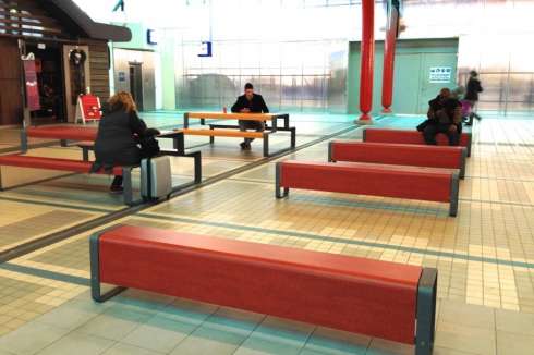 Picknicktafels brengen comfort op station Utrecht Centraal 