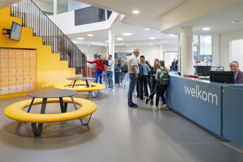 Buddy ronde picknicktafels. Het antraciete tafelblad is gemaakt van HPL en het zitgedeelte van polyethyleenchoolmeubilair buitenmeubilair straatmeubilair schoolplein